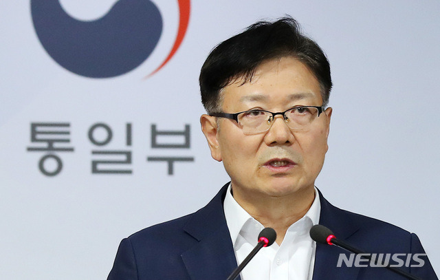 [서울=뉴시스]전신 기자 = 남북공동연락사무소장인 서호 통일부 차관이 16일 서울 종로구 정부서울청사에서 북한의 남북공동연락사무소 폭파와 관련해 입장을 밝히고 있다. 2020.06.16.  photo1006@newsis.com