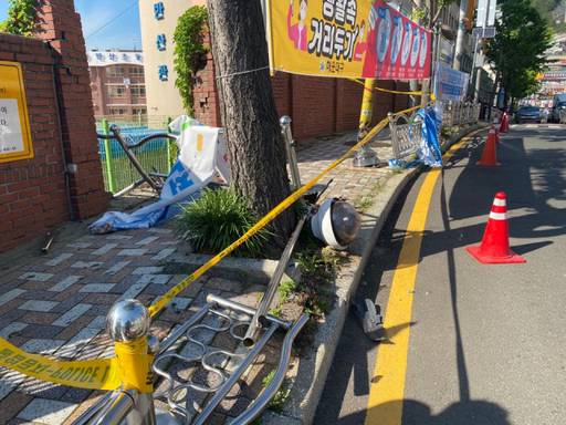 부산 해운대구 모 초등학교 앞 어린이보호구역(스쿨존) 울타리가 돌진한 아반떼 차량로 인해 파손되어 있다.&nbsp;부산경찰청 제공