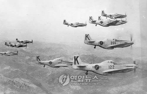 6.25 전쟁 당시 출격 중인 F-51 전투기 편대 [연합뉴스 자료사진]