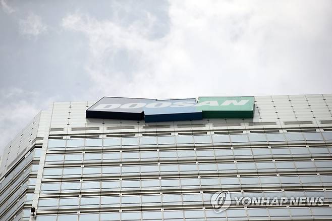 두산인프라코어 매각 추진 (서울=연합뉴스) 박동주 기자 = 두산그룹이 두산중공업의 자회사인 두산인프라코어 매각을 추진한다. 사진은 16일 서울 중구 두산타워.  pdj6635@yna.co.kr
