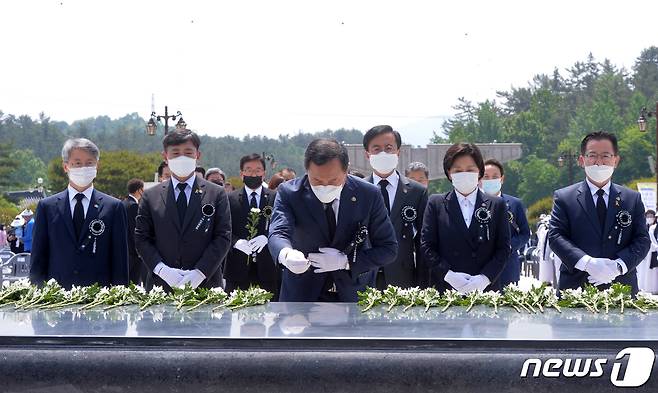 5·18민주화운동 40주년을 하루 앞둔 지난 5월17일 오전 광주 북구 국립 5·18민주묘지에서 열린 추모제에서 이형석 광주 북구을 당선인이 광주 지역 당선인들을 대표해 분향하고 있다. 왼쪽부터 민형배(광산을)·조오섭(북갑)·이형석·윤영덕(동남갑)·양향자(서을)·이용빈(광산갑) 당선인. 2020.5.17 /뉴스1 © News1 한산 기자