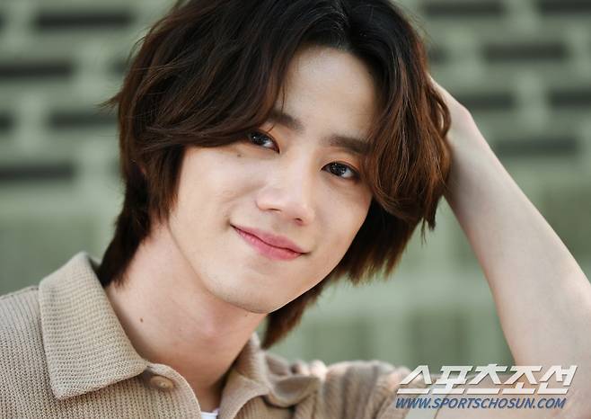 드라마 '굿 캐스팅'에서 인상적인 연기를 펼친 배우 이준영이 9일 오후 서울 청진동의 한 카페에서 인터뷰에 응했다. 이준영이 카메라 앞에서 포즈를 취하고 있다. 정재근 기자 cjg@sportschosun.com/2020.6.9/