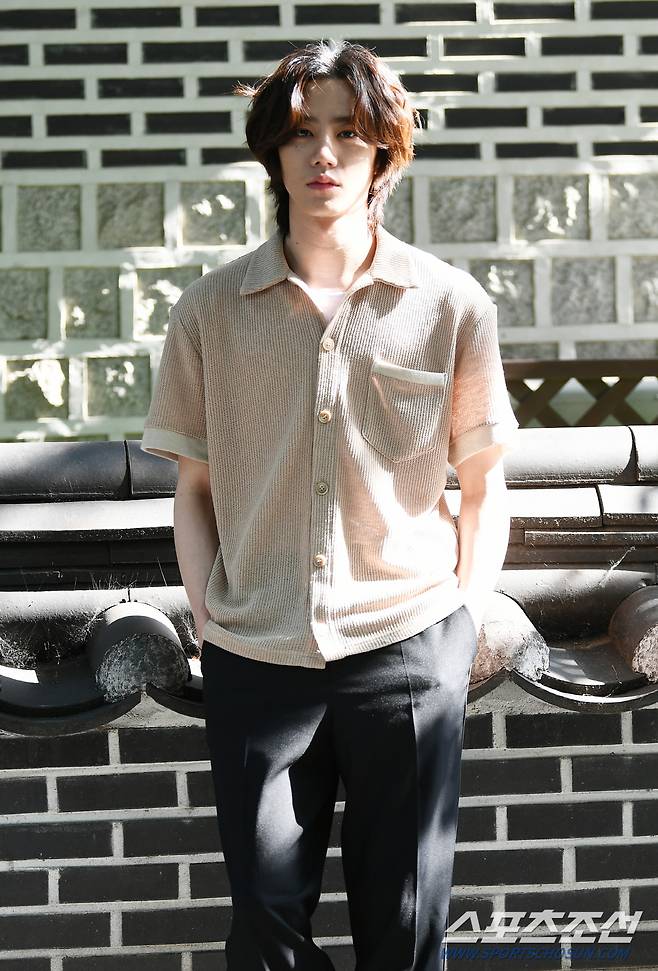 드라마 '굿 캐스팅'에서 인상적인 연기를 펼친 배우 이준영이 9일 오후 서울 청진동의 한 카페에서 인터뷰에 응했다. 이준영이 카메라 앞에서 포즈를 취하고 있다. 정재근 기자 cjg@sportschosun.com/2020.6.9/