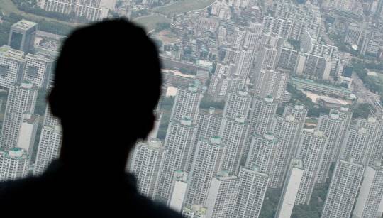 정부가 부동산 시장의 풍선효과를 근절하기 위해 추가 부동산 대책을 내놨다. 문재인 정부의 21번째 부동산 대책이다. 수도권 대부분 지역을 조정대상지역으로 묶는 등 규제지역을 대폭 확대하고 법인 부동산 투자에 대한 세금을 강화했다. 사진은 서울 송파구 롯데월드타워 서울 스카이 전망대에서 바라본 아파트 모습.<연합뉴스>