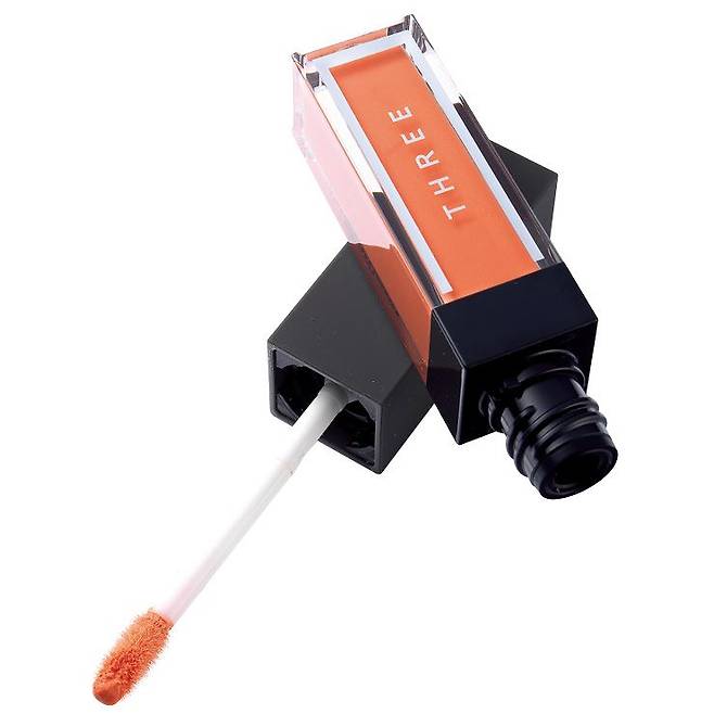 에픽 미니 대쉬 립 앤 치크, 11 스테이트 오브 그레이스, 3만4천원, Three. 코럴빛 잉크를 머금은 유리구슬이 있다면 이런 느낌? 젤 오일이 함유된 휘핑 크림 질감이 마치 본연의 혈색 같은 투명한 발색과 윤기를 표현한다.