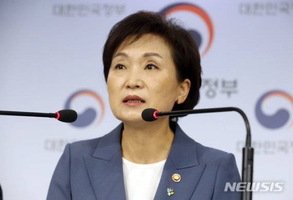 김현미 국토교통부 장관이 17일 오전 서울 종로구 정부서울청사 합동브리핑실에서 갭투자 규제를 핵심 내용으로 한 문재인 정부 21번째 부동산대책을 발표하고 있다.