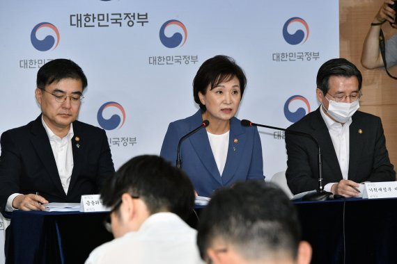 김현미 국토교통부 장관이 17일 오전 서울 세종대로 정부서울청사 합동브리핑실에서 갭투자 규제를 핵심 내용으로 한 문재인 정부 21번째 부동산대책을 발표하고 있다. 사진=서동일 기자