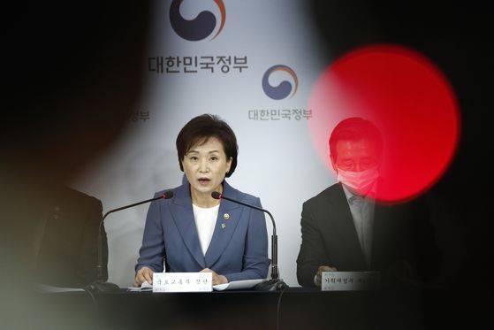 김현미 국토교통부 장관이 17일 오전 서울 종로구 정부서울청사에서 '주택시장 과열요인 관리방안'을 발표하고 있다. 문재인 정부의 21번째 부동산 대책인 이번 관리방안은 수도권과 대전, 청주 대부분 지역을 규제 지역으로 지정하고 주택담보대출(주담대)을 이용한 갭투자를 전면 차단해 집값 과열을 막겠다는 계획을 담고 있다. [뉴스1]