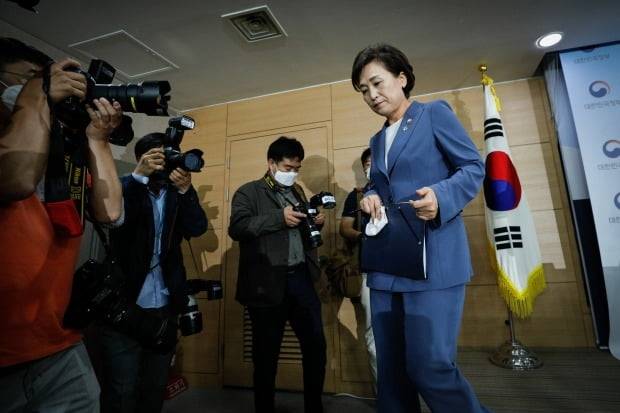 김현미 국토교통부 장관이 17일 오전 서울 종로구 정부서울청사에서 주택시장 과열요인 관리방안(6·17대책) 발표를 마친 뒤 퇴장하고 있다. (사진=뉴스1)