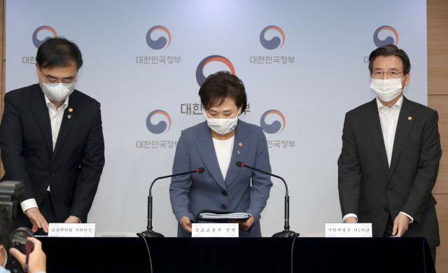정부는 17일 조정대상지역 확대와 법인 투기 방지, 갭투자 규제 등을 골자로하는 21번째 부동산대책을 발표했다. 사진은 김현미(가운데) 국토교통부 장관이 17일 정부서울청사 브리핑실에 입장하는 모습.  연합뉴스