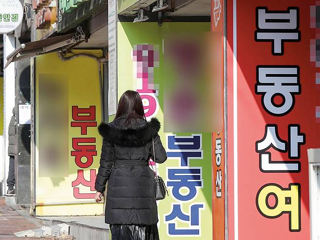 국토교통부와 기획재정부 등 관계부처는 17일 합동 브리핑을 열고 이런 내용의 '주택시장 안정을 위한 관리방안'을 발표했다. 이번 대책에 따라 경기, 인천, 대전, 청주 가운데 일부지역을 제외한 전지역은 조정대상지역으로 지정된다. 수도권 일부 자연보전권역과 북한 접경지역, 청주 일부 읍·면 지역은 제외한다. /사진=머니투데이