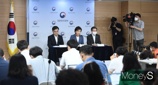 17일 김현미 국토교통부 장관이 부동산 대책을 발표하고 있다. /사진=장동규 기자