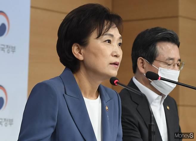 김현미 국토교통부 장관은 “종부세·양도세 강화와 임대등록 혜택축소, 불법전매 청약제한 강화 등 지난해 12월 발표한 주택시장 안정화 방안 후속조치에 대해 하반기 중 신속히 개정을 완료하겠다”고 밝혔다. /사진=장동규 기자