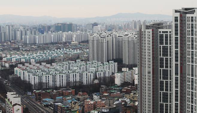정부가 부동산 시장의 ‘풍선효과’를 근절하기 위해 수도권 대부분 지역과 대전, 청주를 조정대상지역으로 묶고, 일부 지역을 투기과열지구로 확대한 추가 부동산 대책을 발표했다. 사진은 경기도 수원 시내 아파트 단지 모습. [연합]