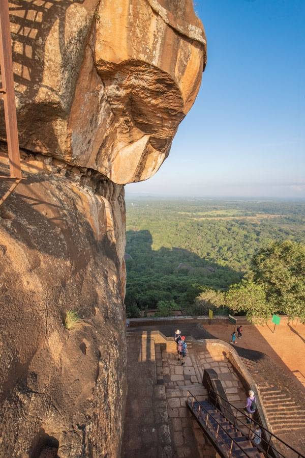 요새로 접근하는 방법은 아찔한 철재 계단뿐이다