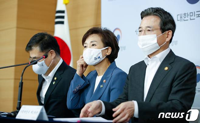 김현미 국토부 장관(가운데)이 17일 정부서울청사에서 6·17부동산대책을 발표했다.© News1 안은나 기자
