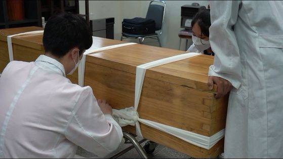 8일 을지대 장례지도학과 실습 수업에서 학생들이 천으로 관을 묶고 있다. 백경민 인턴