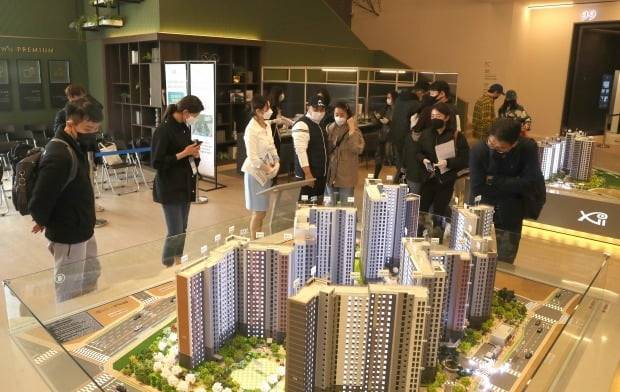 지난 4월 'DMC리버파크자이'의 모델하우스 전경(사진=연합뉴스)