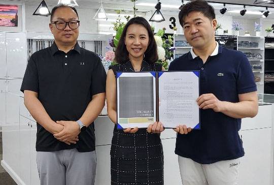 수제 당구큐 제조업체 타스(TAS‧대표 강태경)가 당구유통업체 에이비에이(ABA·대표 김영욱)와 총판 계약을 체결했다. 왼쪽부터 아산당구아카데미 김진수 원장, 타스 강태경 대표, 에이비에이(ABA) 김영욱 대표.(사진=타스)