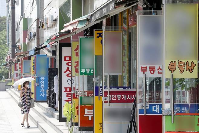 직방에 따르면 올 5월31일 기준으로 회원으로 등록된 중개사무소는 4만2000개, 모바일 앱 다운로드 수는 누적 2900만 건이다. 한국공인중개사협회 등록(개업) 회원 10만6468명 가운데 40%가 직방에 가입한 셈이다. 다운로드 수로만 보면 인구 1.8명 가운데 1명은 직방 앱을 사용했다. 독점시장에서 이용자들의 선택권이 제한될 수밖에 없는 폐해를 보여주는 대표 사례라는 지적이다. 사진은 서울시내 한 공인중개업소. /사진=뉴시스 김병문 기자