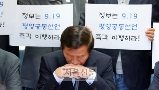 개성공단기업협회장인 정기섭 개성공단기업 비상대책위원장이 17일 서울 여의도 개성공단기업협회에서 기자회견을 열어 북한의 남북공동연락사무소 폭파 관련 입장을 밝히기 전 생각에 잠겨 있다.이종원 선임기자 jongwon@seoul.co.kr