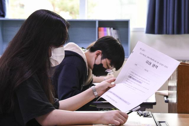 한국교육과정평가원이 주관하는 6월 전국연합학력평가(모의고사)가 실시된 18일 오전 서울 마포구 상암고등학교 3학년 재학생들이 시험을 준비하고 있다. /이호재기자