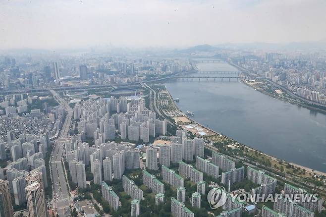 6·17 대책, 강남권 투자 수요 줄일까 (서울=연합뉴스) 류영석 기자 = 정부가 6·17 대책을 통해 잠실 MICE 개발사업, 영동대로 복합개발사업 부지와 그 영향권 일대를 토지거래허가구역으로 지정한 17일 서울 송파구 롯데월드타워 서울 스카이전망대에서 바라본 잠실 아파트 모습. 2020.6.17 ondol@yna.co.kr