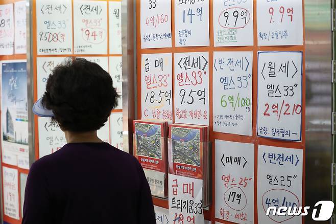 정부의 부동산 대책이 발표된 가운데 19일 오전 서울 송파구 한 부동산 사무소에 매물 정보가 붙어 있다. 6‧17 부동산 정책이 수도권 중심으로 규제를 강화한 만큼 단기적으로는 대책효과가 나타나겠지만 단기에 그칠 것이라는 전망이며, 장기적으로는 경기도 김포‧광주‧파주 등 풍선 효과가 더욱 확대될 수 있다는 우려가 나오고 있다. 2020.6.19/뉴스1 © News1 임세영 기자