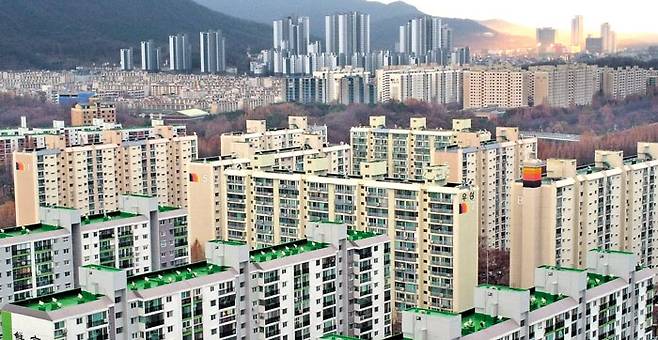 서울 강남구 대치동 일대 아파트 밀집 지역. 정부가 '6·17 부동산 대책'을 통해 수도권 대부분을 규제지역으로 묶자 규제를 피해 서울을 떠났던 투자 수요가 서울로 유턴할 것이라는 관측이 나오고 있다. /고운호 기자