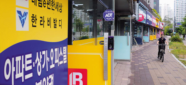 정부가 ‘6·17 부동산 대책’을 내놓은 지 하루 만에 규제지역으로 묶이지 않은 경기 김포, 파주 등에서 매수 문의가 급증하고 있는 가운데 19일 경기도 김포시 한강신도시 내 공인중개사무소 앞을 주민들이 지나고 있다. 이상섭 기자