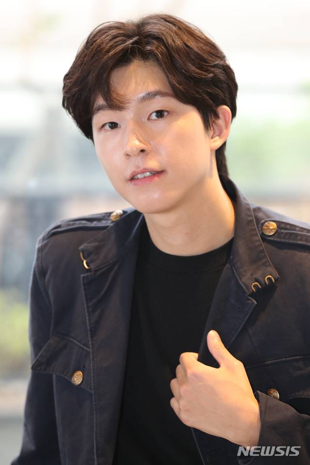 [서울=뉴시스] 전진환 기자 = 영화 '결백'의 배우 홍경이 17일 오후 서울 강남구의 한 카페에서 뉴시스와 인터뷰 중 포즈를 취하고 있다. 영화에서 홍경은 살인용의자로 몰린 엄마의 결백을 증명하는 주연배우 신혜선의 동생 정수역을 맡아 자폐성 장애인을 연기했다. 2020.06.19.   amin2@newsis.com
