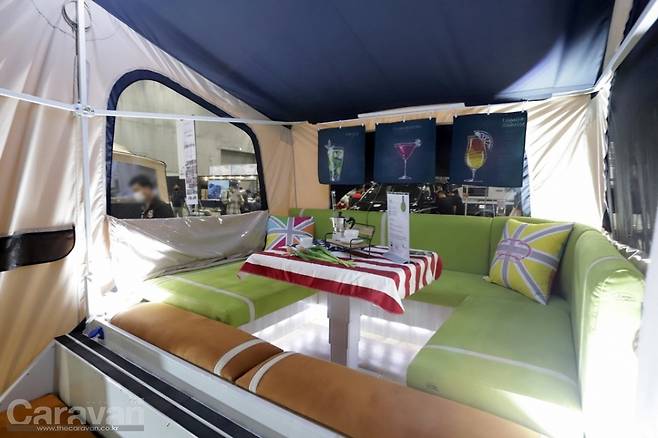 평상, 침상형 공간을 U자 리빙룸 타입으로 바꾸고 활용성을 높인 최신 모델을 만날 수 있었다