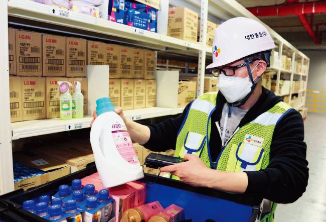 경기 광주 CJ대한통운 곤지암 메가허브터미널에 마련된 대형 풀필먼트센터에서 한 직원이 LG생활건강 제품을 확인하고 있다. [사진 제공 · CJ대한통운]