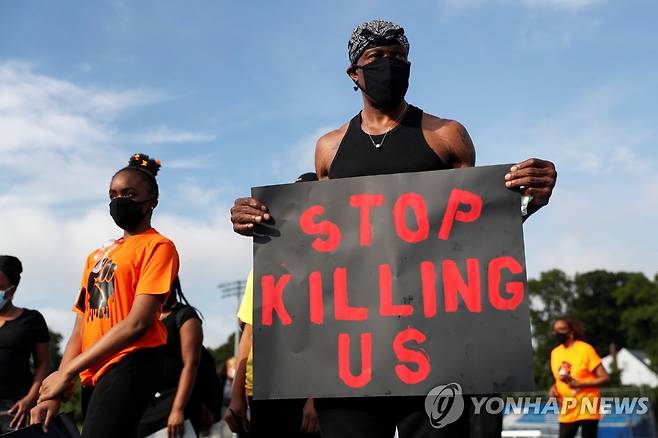 인종차별 반대 시위하는 뉴욕 시민들 (말번 로이터=연합뉴스) 지난 10일(현지시간) 미국 뉴욕 주 말번에서 시민들이 백인 경찰의 가혹 행위로 흑인 남성 조지 플로이드가 사망한 사건에 항의하며 인종 차별 반대 시위를 벌이고 있다. daeuliii@yna.co.kr