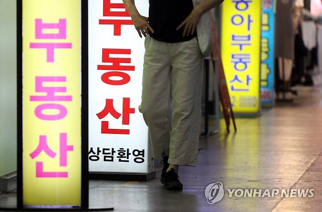 6ㆍ17부동산대책의 대책은... (서울=연합뉴스) 한상균 기자 = 18일 대치동 은마아파트 상가의 부동산 모습.      정부는 잠실 MICE 개발사업 등의 영향권인 강남구 청담·삼성·대치동, 송파구 잠실동 전역을 1년간 토지거래허가구역으로 지정하는 등의 6ㆍ17 부동산대책을 발표했다. 2020.6.18 xyz@yna.co.kr