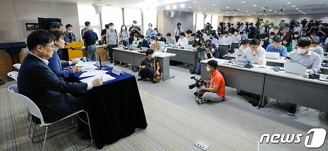 김현미 국토교통부 장관이 17일 오전 서울 종로구 정부서울청사에서 주택시장 과열요인 관리방안(6·17대책)을 발표하고 있다.  © News1 안은나 기자