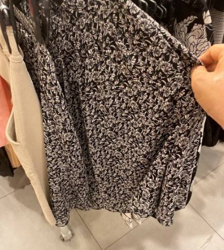 더 짧은 치마에 도전해보기로 했다. 소재가 얇아 참 시원했다./사진=실은 두려운 남기자