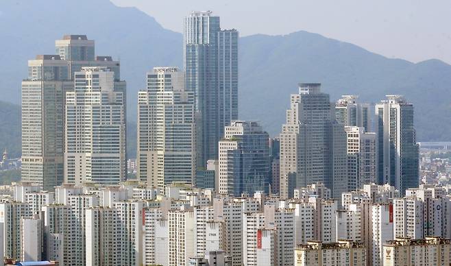 정부가 지난 17일 부동산시장 과열 차단을 위한 대책을 발표했다. 사진은 서울 강남의 한 아파트 밀집 지역. /사진=뉴시스 DB