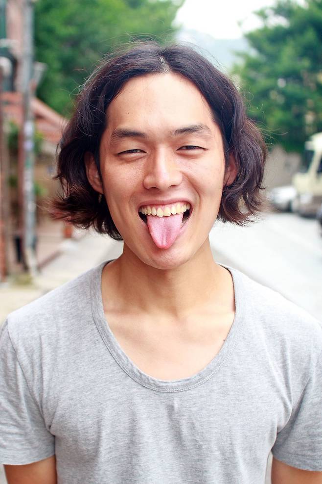 장난기 가득한 표정으로 늘 새로운 시도를 즐기는 홍동우 대표.