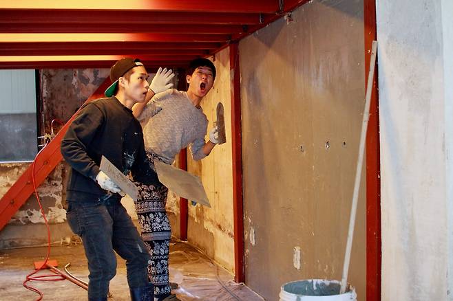 사진4. ‘한량유치원’부터 지금까지 함께하고 있는 박명호(오른쪽)공동대표와 홍씨.