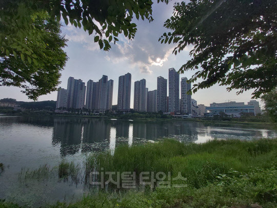 지난 19일 찾은 경기도 수원 광교호수공원에서 바라본 아파트 단지 밀집 지역 전경.<박상길 기자>