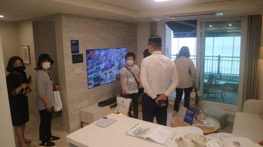 e편한세상 시티 부평역 전용면적 41㎡평형 유니트를 둘러보고 있는 방문객들의 모습. <이상현 기자>