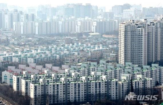 2017년 8월 당시 김수현 청와대 사회수석이 "다주택자들이 임대주택을 내놓아야 주택시장이 안정된다"며 임대주택 등록을 적극 장려했지만 이제는 정부가 집값 상승과 탈세의 온상으로 몰아가며 '과도한 옥죄기'를 하고 있어 정책 일관성을 훼손하고 있다는 지적이 나온다.