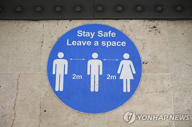 런던 지하철역에 있는 '2m 거리두기' 표지 [EPA=연합뉴스 자료사진]
