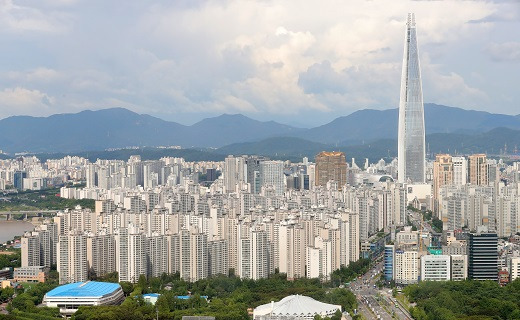 토지거래허가제는 부동산계약을 체결하기 전 관할 구청에서 사전 허가를 받아야 하는 제도. 만약 허가 없이 부동산계약을 했다가 적발되면 2년 이하 징역이나 토지가격의 30% 벌금을 물고 계약도 무효가 된다. /사진=뉴시스