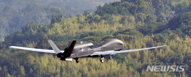 [사천=뉴시스] 이무열 기자 = 무인정찰기 글로벌호크(RQ-4)가 22일 오전 경남 사천시 모 부대에서 이륙하고 있다. 글로벌호크는 북한 전역의 군사 도발 움직임을 실시간 감지할 수 있는 ‘첩보 위성급’ 고고도 무인정찰기이다. 2020.06.22.lmy@newsis.com