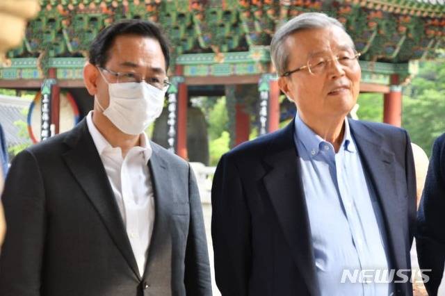 [서울=뉴시스]박주성 기자 = 원내대표직을 내던지고 지방 사찰에서 칩거 중인  주호영 미래통합당 원내대표가 김종인 비상대책위원장과 만나 원 구성 협상 등 현안을 논의한 것으로 21일 알려졌다. 미래통합당에 따르면 주 원내대표는 전날 충북 보은군에 위치한 속리산 법주사에서 김종인 비대위원장과 김성원 원내수석부대표와 비공개로 만났다. 이 자리에는 충북 보은·옥천·영동·괴산군 지역구의 박덕흠 의원과 송언석 비서실장도 동석했다. (사진=김성원 의원 페이스북 캡쳐) 2020.06.21.  photo@newsis.com