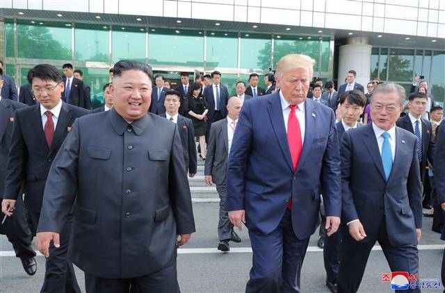 겉으론 화기애애 했던 판문점 회동 그날  - 도널드 트럼프(가운데) 미국 대통령과 김정은(왼쪽) 북한 국무위원장, 문재인 대통령이 지난해 6월 30일 판문점 남측 자유의 집을 나서며 이야기를 나누고 있다. 존 볼턴 전 보좌관은 회고록에서 “북한은 물론 미국도 문 대통령이 판문점 남북미 회동에 참여하는 것을 원치 않았다”라고 공개했다.서울신문 DB