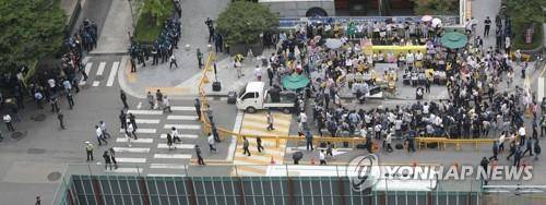 같은 장소, 다른 시위 6월 10일 서울 종로구 옛 일본대사관 앞에서 일본군 성노예제 문제 해결을 촉구하는 수요시위와 더불어민주당 윤미향 의원의 사퇴 등을 요구하는 집회가 동시에 열리고 있다. [연합뉴스 자료사진]