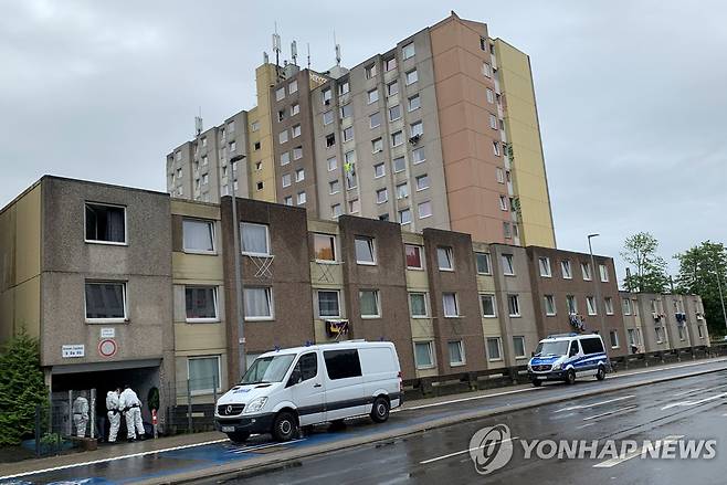 코로나19 확진자 발생으로 폐쇄된 독일 괴팅엔시의고층건물단지[로이터=연합뉴스]